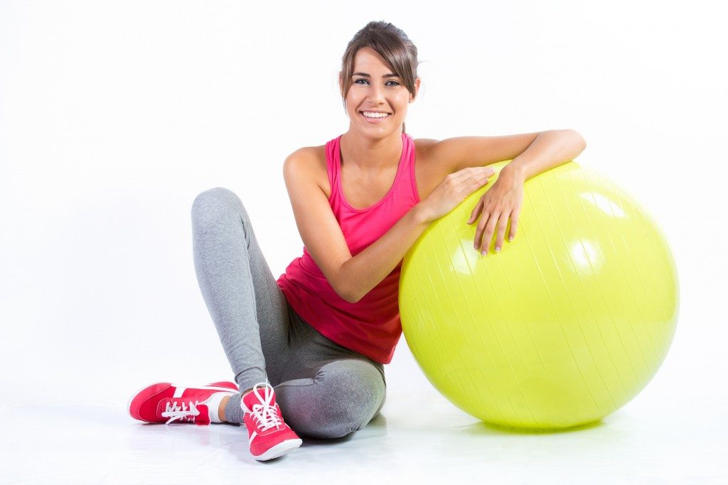 hermosa mujer morena practicando ejercicio fsico