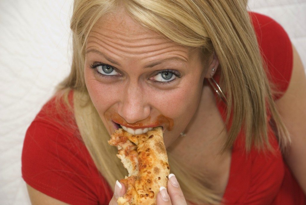 Femme mangeant une pizza 2