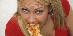 Femme mangeant une pizza 2